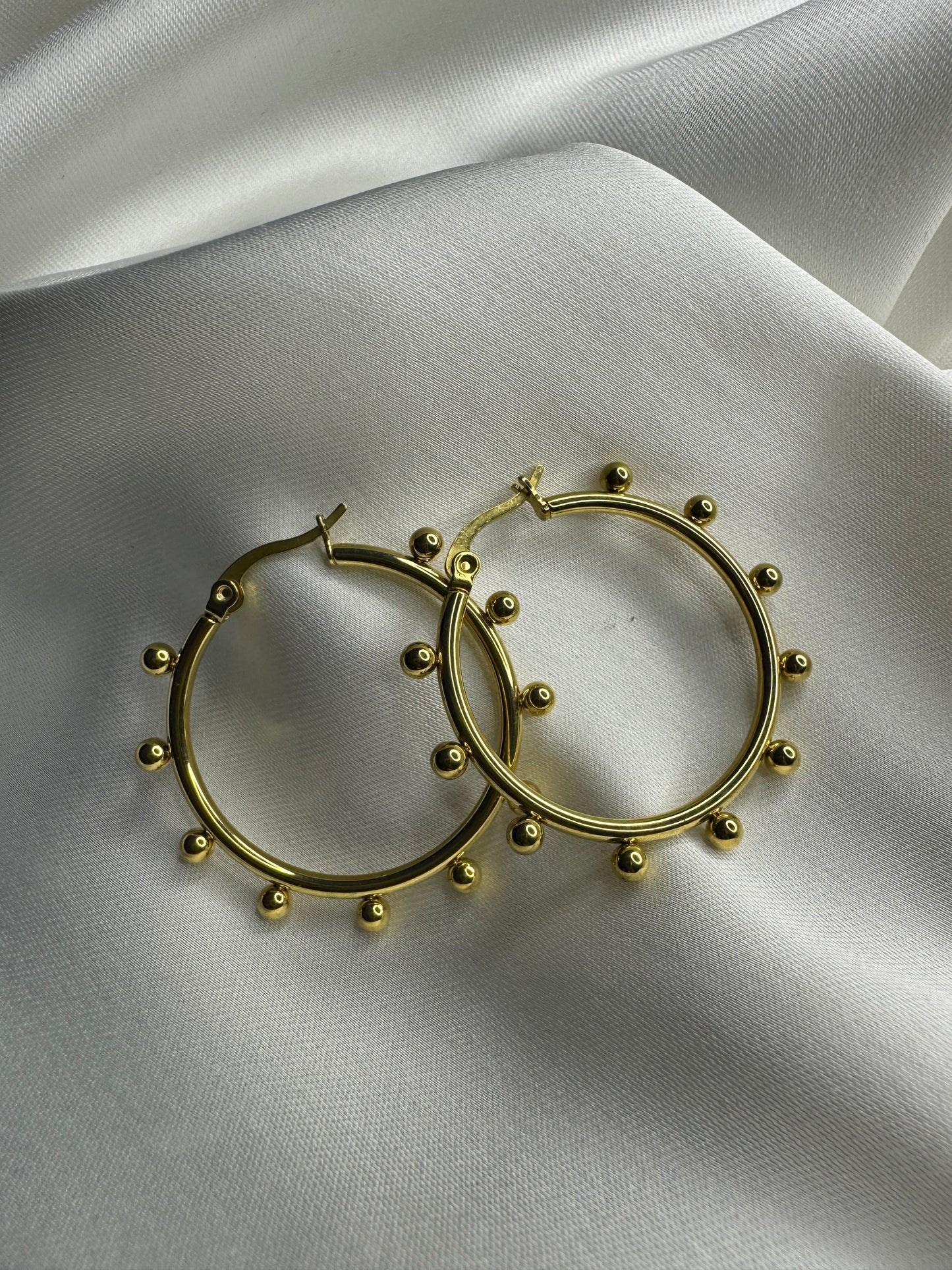 Dot hoop earrings