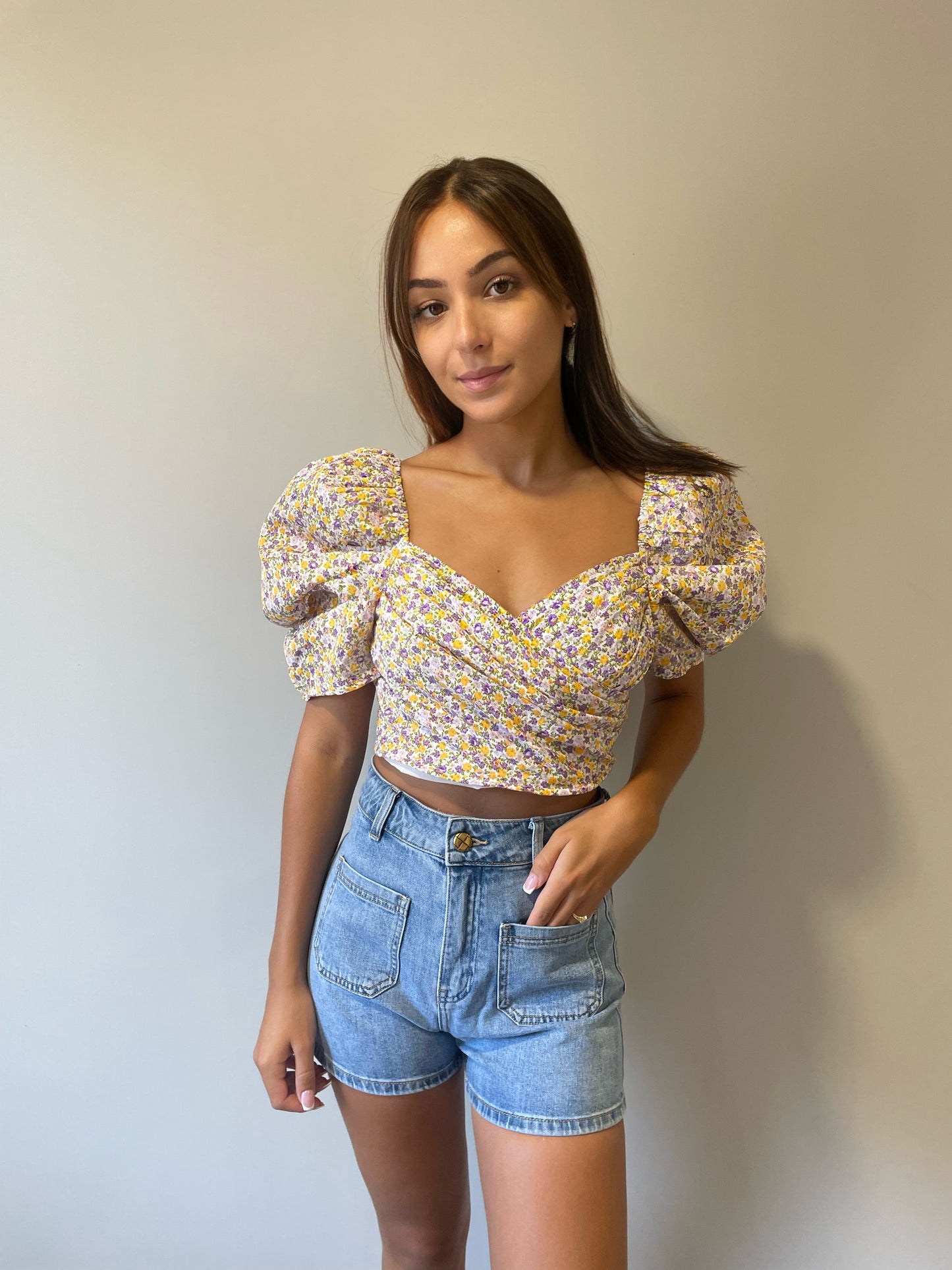 Haut crop top à fleurs