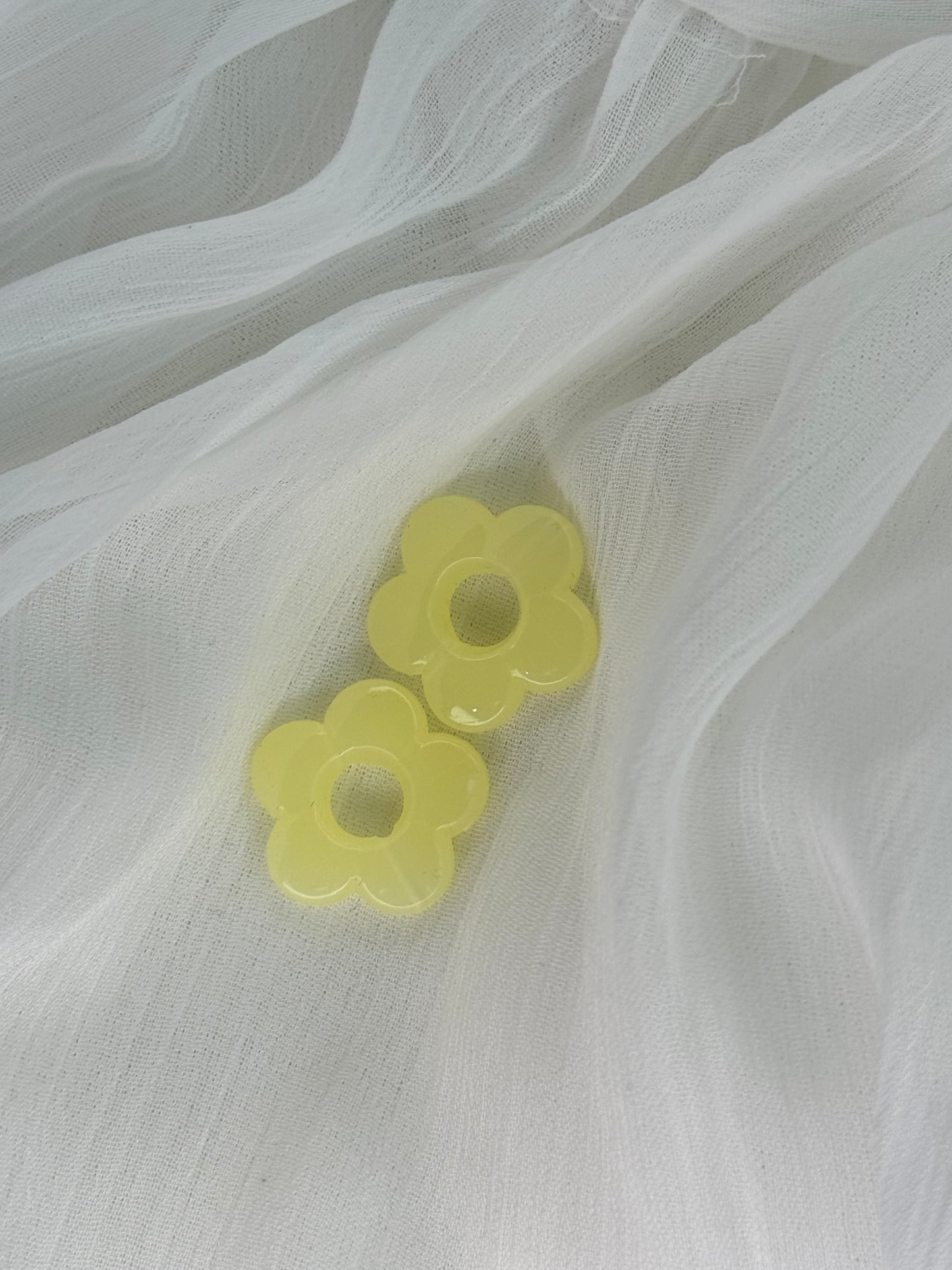 Fleurs jaune clair  (moyennes)