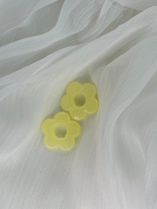 Fleurs jaune clair  (moyennes)