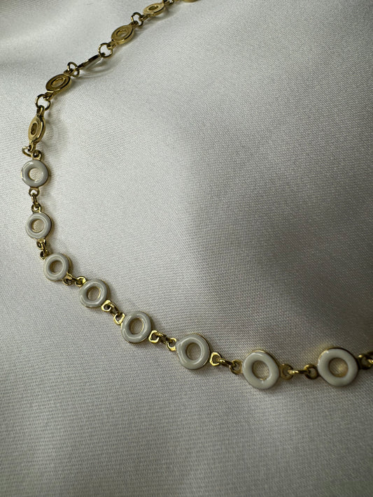 Collier à mailles blanches